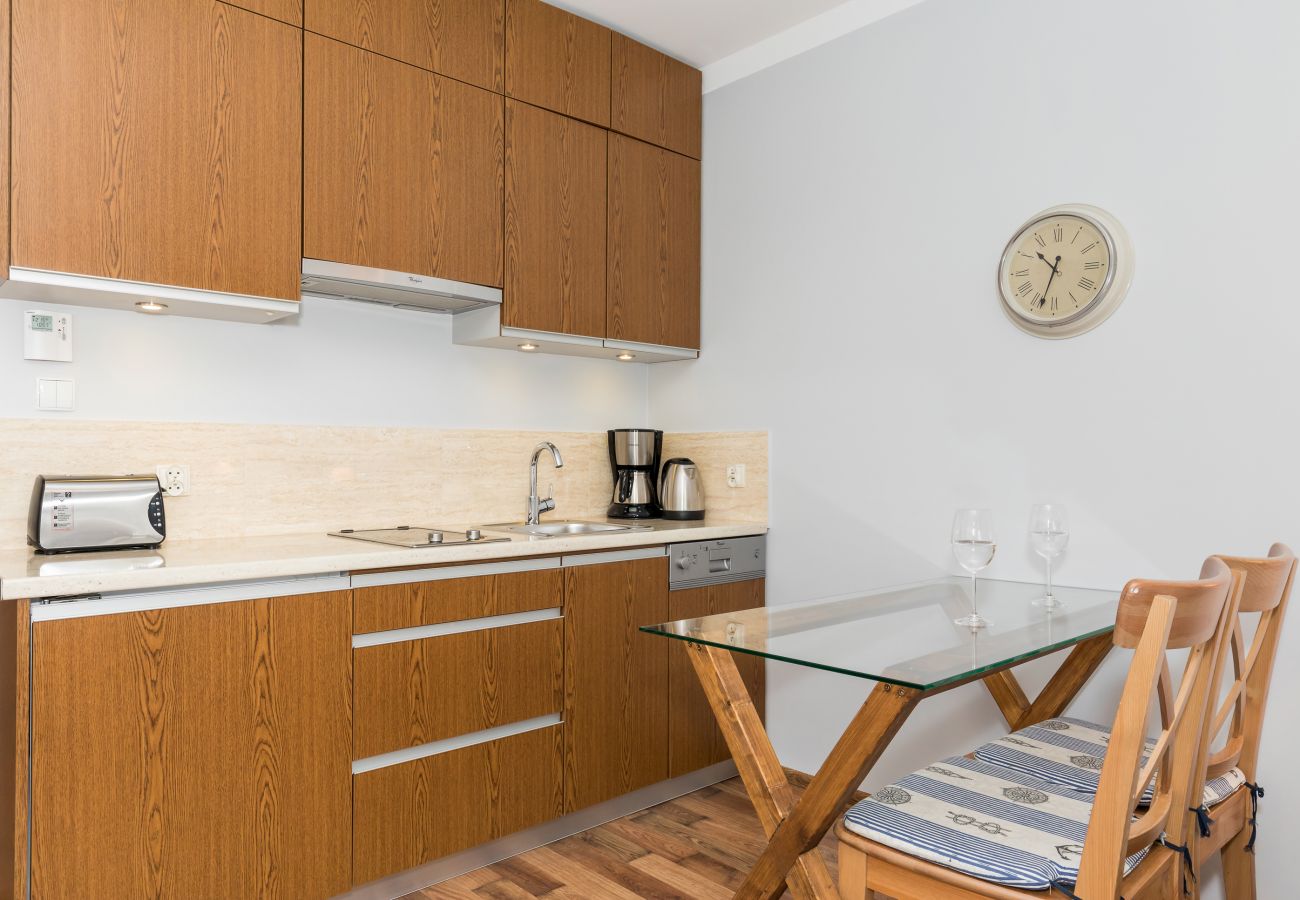 kitchenette, table, chairs, clock, rent
