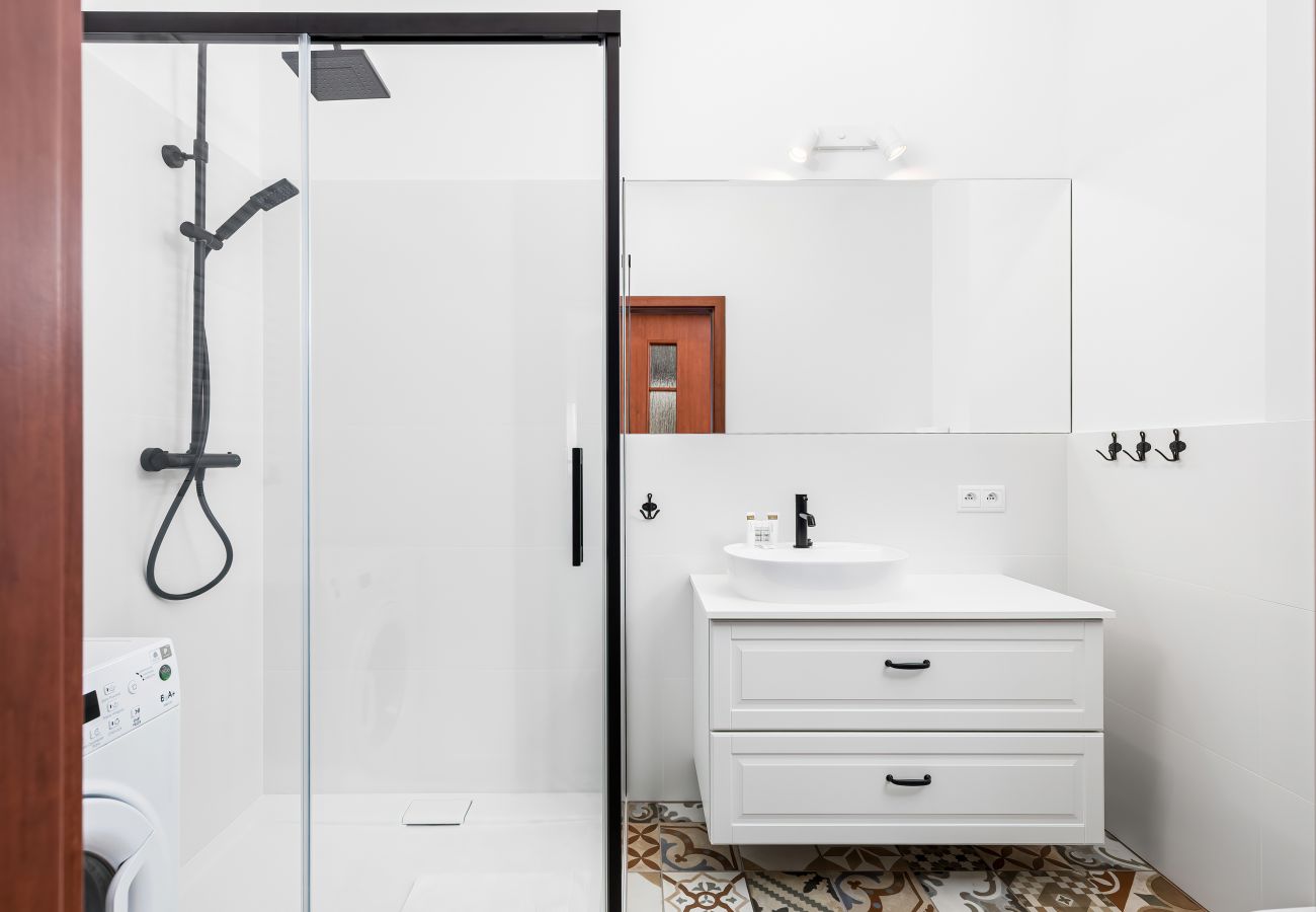 bathroom, shower, washbasin, mirror, cabinet, rental, apartment