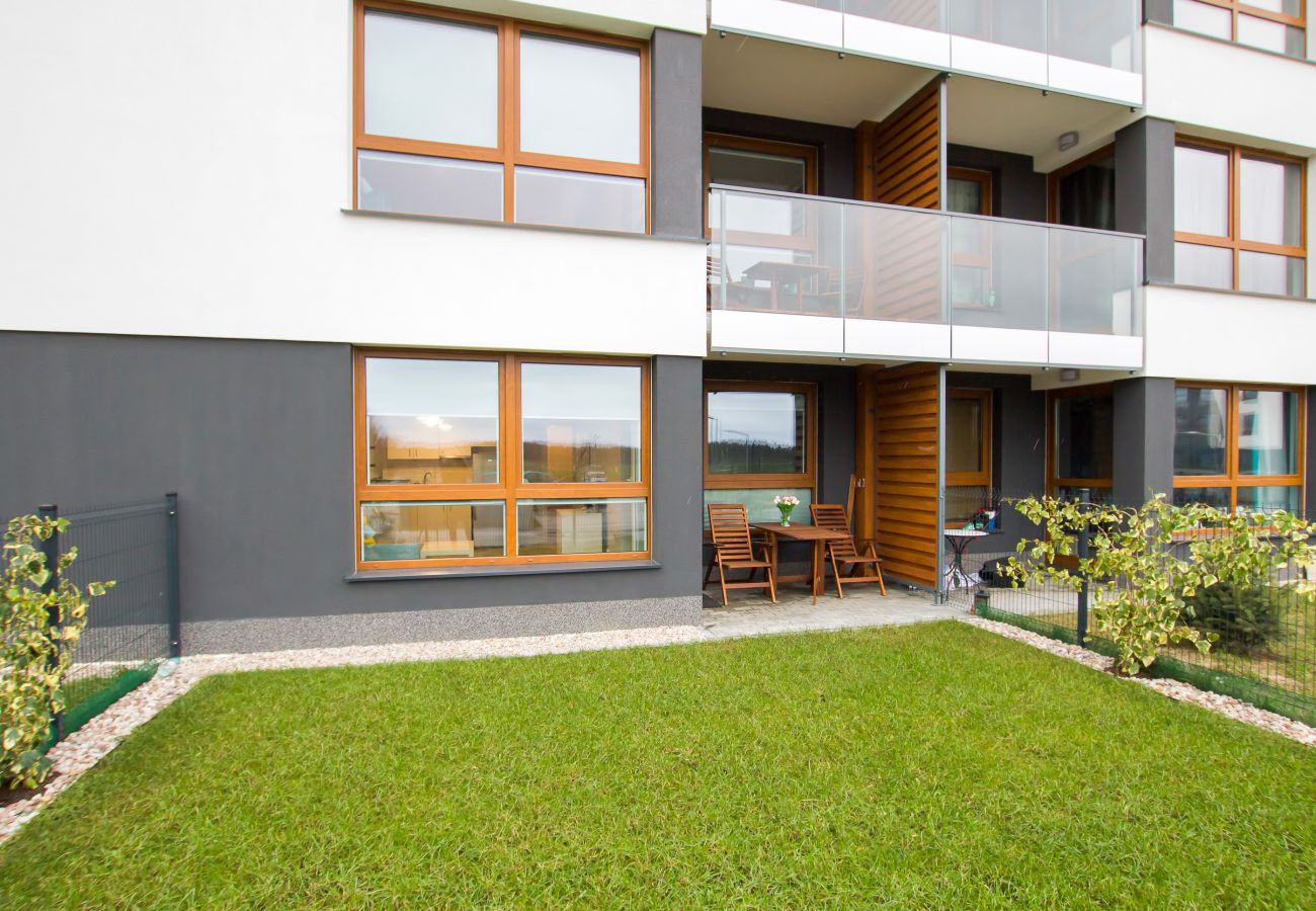 terrace, ground floor, exterior, garden, chairs, table, rent