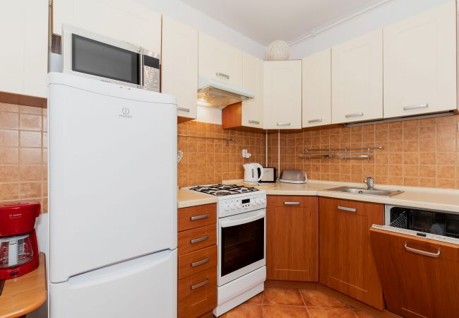 kitchen, dining area, dining table, chairs, fridge, stove, oven, dishwasher, kettle, toaster, sink, cupboards, apartment, interior, rent