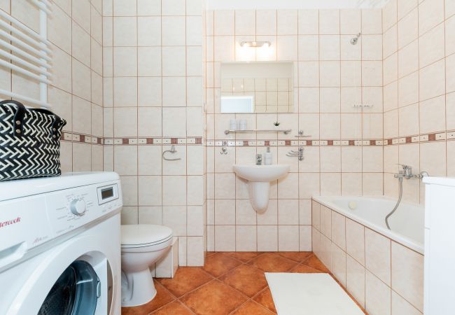 bathroom, bathtub, sink, mirror, toilet, apartment, interior, rent