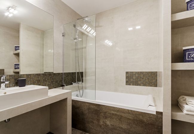 bathroom, bathtub, sink, toilet, mirror, washing machine, apartment, interior, rent