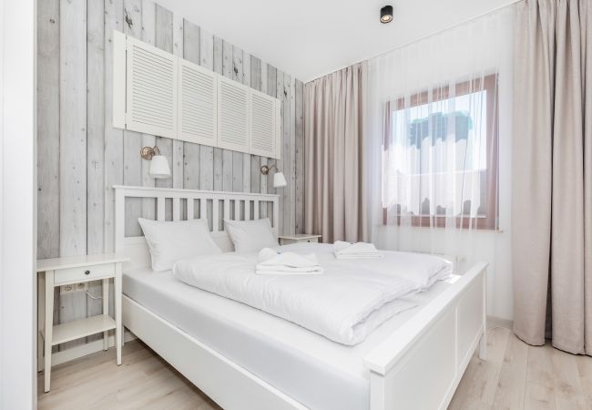 bedroom, double bed, night lamp, wardrobe, bedding, pillows, apartment, interior, rent