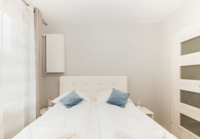 bedroom, double bed, mirror, wardrobe, bedding, pillows, apartment, interior, rent