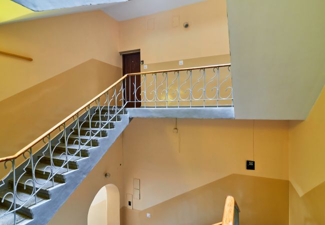 interior, apartment, apartment building, apartment building interior, stairwell, stairs, entrance, rent