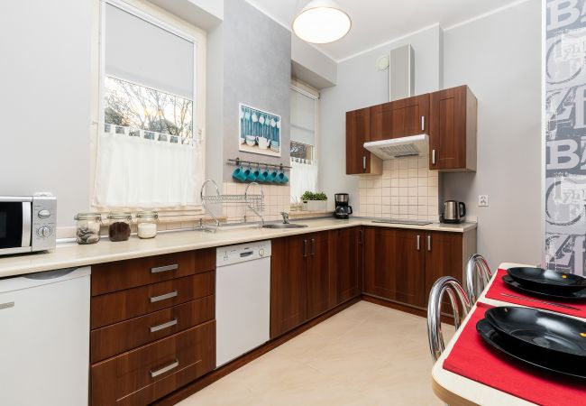 kitchen, kitchenette, electric hob, dishwasher, fridge freezer, kettle, coffee machine, microwave, toaster, cupboards, dining area, table, chairs, apa