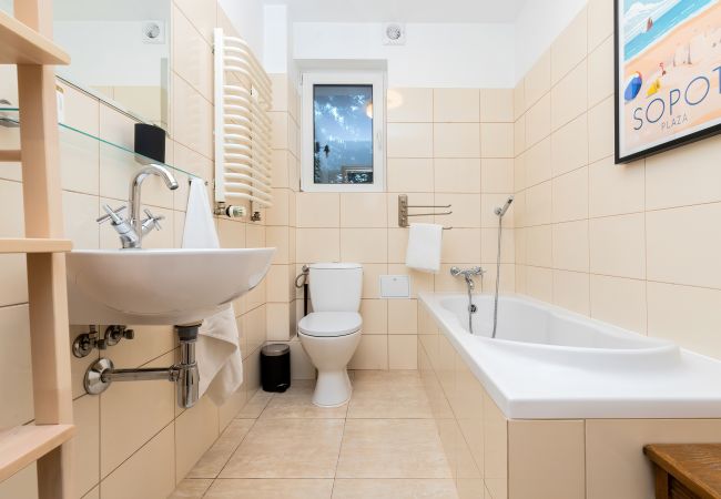 bathroom, bathtub, sink, toilet, mirror, towels, apartment, interior, rent