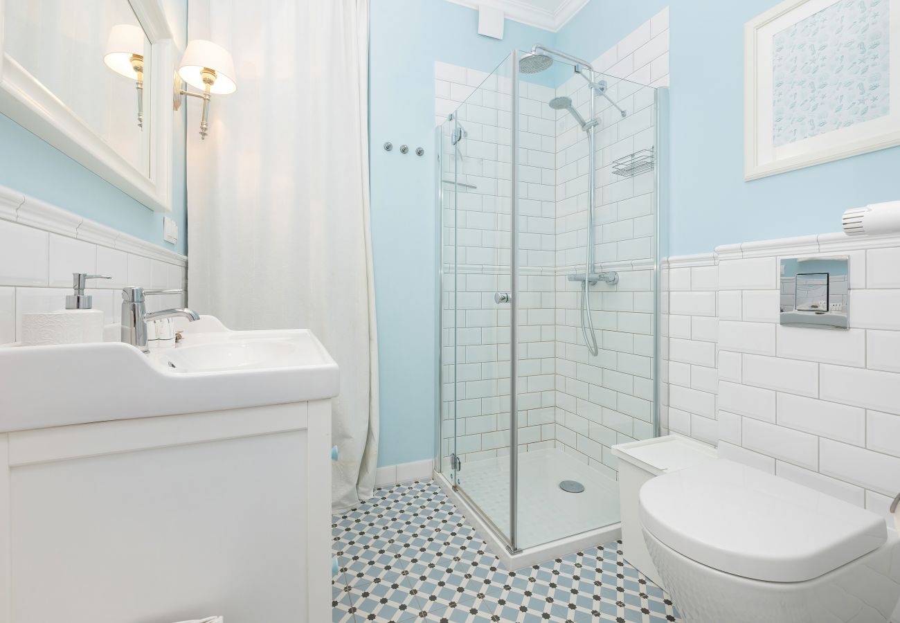 bathroom, shower, sink, toilet, mirror, towels, flat, interior, rental, apartment