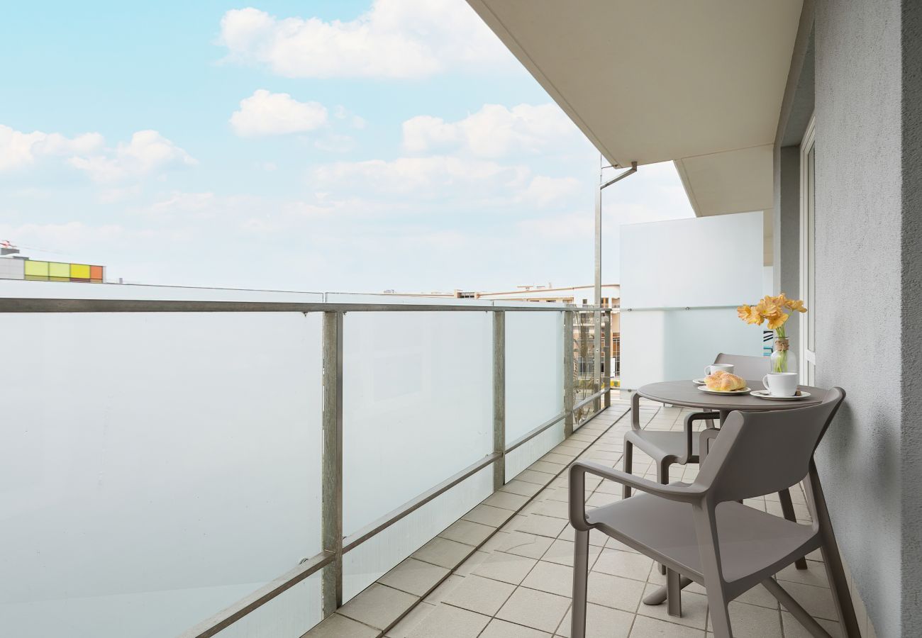 balkon, apartament, na zewnątrz, krzesła, stół, widok, widok z mieszkania, widok z balkonu, wynajem